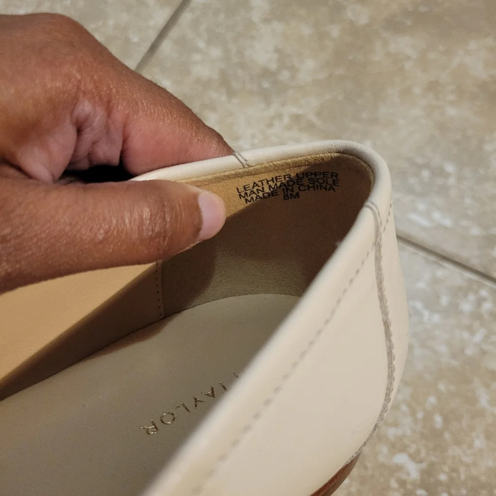 Ann Taylor Women's Elegant Cream Preppy Leather Loafers with Gold Chain. Size 8 - Picture 8 of 10